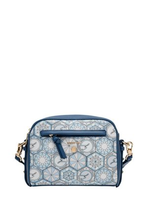 Niebiesko-biała torebka na ramię z wzorem geometrycznym w kształcie sześciokątów, przednia kieszeń na zamek oraz złote elementy ozdobne.