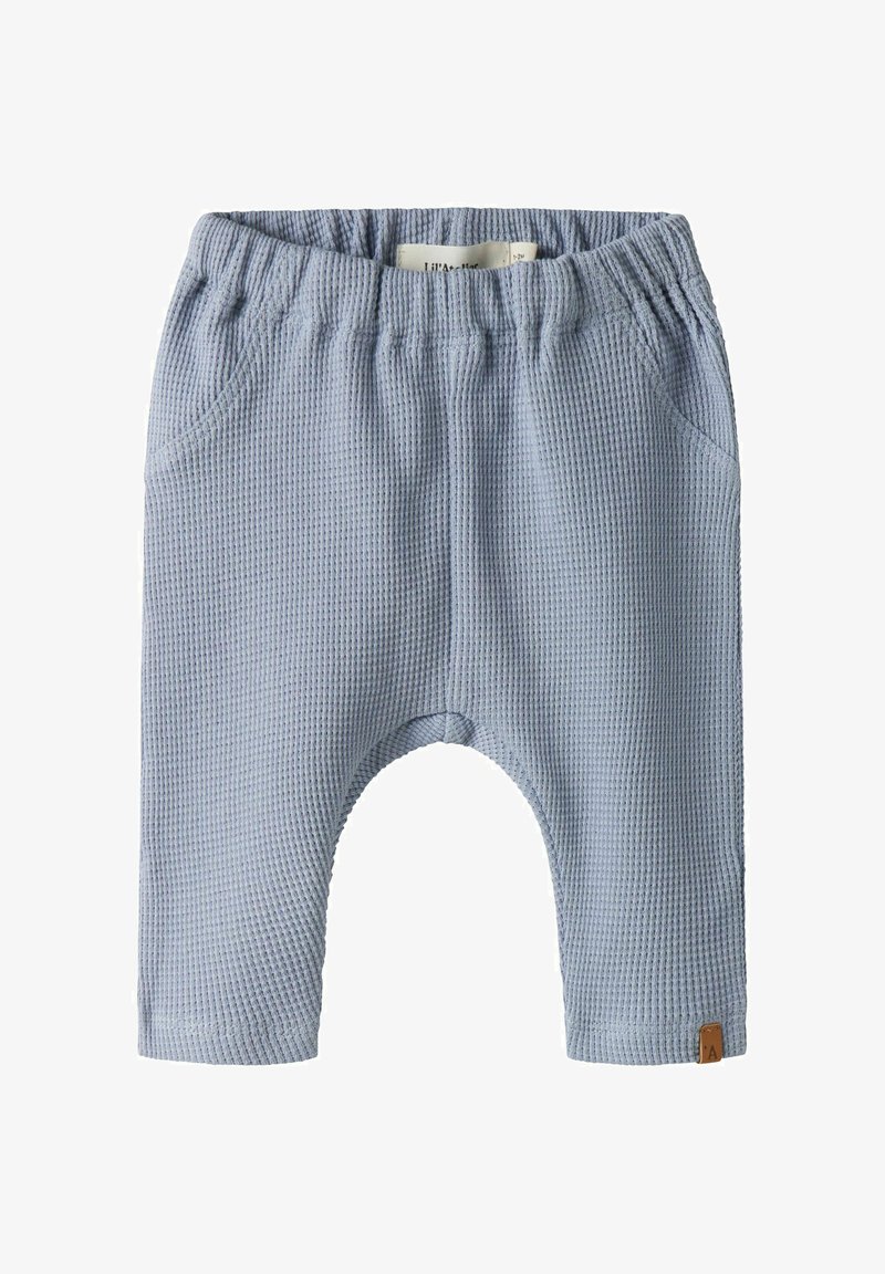 Jasnoniebieskie spodnie dla niemowląt o fakturze waflowej, z elastycznym paskiem w talii, bocznymi kieszeniami i małą brązową metką na dole prawej nogawki.
