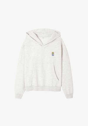 Pilkas medvilninis džemperis su gobtuvu, kišene kengrės stiliumi, ribotomis rankogaliais ir apačia, priekiniame dizaine esantis mažas mėlynas ir geltonas logotipas.