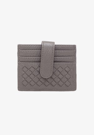 Szürke bőr kártyatartó, elülső oldalán texturált, szőtt mintával, hat kártyahellyel és patentos záródással. Simább felület és téglalap alak.