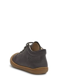 Grå lädersko med låg ankle design, rund tå, snörning fram och tan gummisula med texturerat mönster. Bakre präglad logotypdetalj.