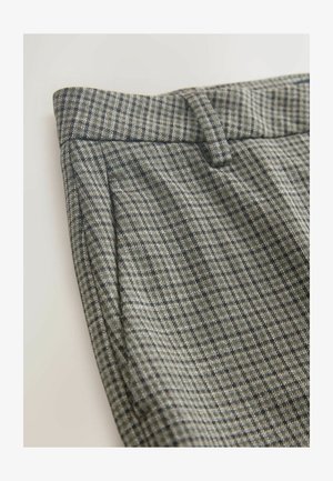 Pilkas languotas audinys su tekstūruotu pynimu; klasikinio stiliaus kelnių dizainas su priekinėmis klostėmis ir lygiu juosmens dirželių diržu.