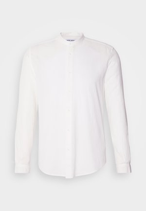 Hvid langærmet skjorte med standkrave, knaplukning foran, struktureret stof og buet kant, præget af minimalistisk design og blød finish.