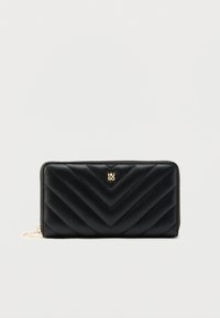 Czarny skórzany portfel z pikowanym wzorem w zygzak, złotym logo i zamkiem błyskawicznym. Gładka faktura i wyraźny kształt.