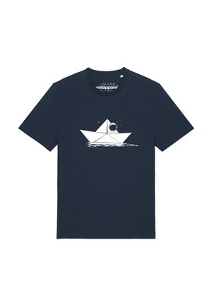 T-shirt bleu marine avec un bateau en papier blanc flottant sur l'eau et un astronaute assis à l'intérieur sous un ciel étoilé.