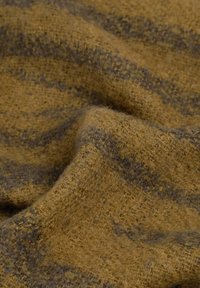 Textil con una superficie suave y texturizada, que presenta una mezcla de franjas horizontales en tonos amarillo dorado y gris oscuro.
