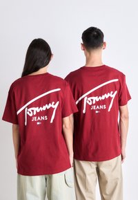 Tommy Jeans SIGNATURE TEE - T-shirt estampada - regatta red