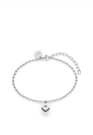 Silbernes Kettenarmband mit ovalen Gliedern, einem zentralen herzförmigen Anhänger und einem verstellbaren Karabinerverschluss mit kleinem rundem Anhänger.
