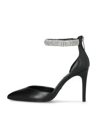 Stivaletto in pelle nera con tacco alto e punta affilata, dotato di cinturino alla caviglia decorato con strass e chiusura con zip sul tacco.