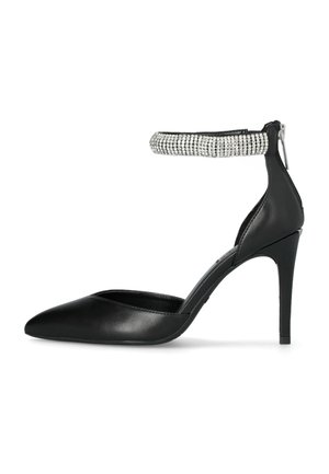 Stivaletto in pelle nera con tacco alto e punta affilata, dotato di cinturino alla caviglia decorato con strass e chiusura con zip sul tacco.
