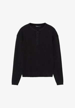 Černý dlouhý pletený svetr s žebrovanou texturou, kulatým výstřihem a čtyřmi knoflíky uprostřed vpředu.