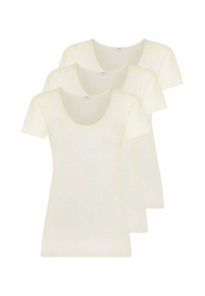 Tre semplici t-shirt bianche a maniche corte con scollo a barchetta impilate in modo sfalsato su sfondo bianco.