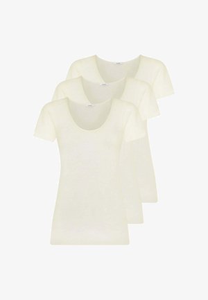 Tre semplici t-shirt bianche a maniche corte con scollo a barchetta impilate in modo sfalsato su sfondo bianco.
