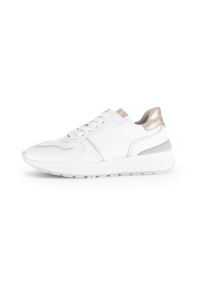 Witte sneakers met een gladleren bovenwerk, ronde neus, vetersluiting en een metallic gouden accent op de hiel. Getextureerde rubberen zool.