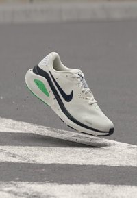 Επιλέχθηκε, white/midnight navy/green spark/summit white