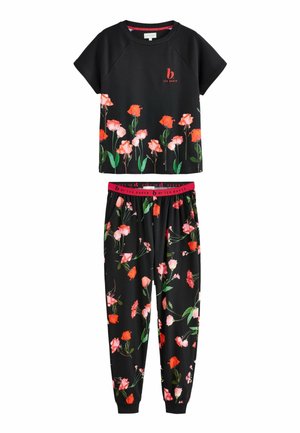 Zwart bloemenprint loungewear set met een top met korte mouwen en een logo, en bijpassende sweatpants met een elastische tailleband.