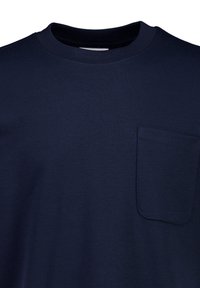 Laikka t-paita tummansinisestä puuvillasta, jossa on pyöreä pääntie ja vasemmalla puolella rintatasku. Sujuva pinta, lyhyet hihat ja klassinen istuvuus.