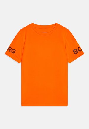 T-shirt orange vif à manches courtes et col rond avec les lettres noires "BO" sur la manche droite et "RG" sur la manche gauche.