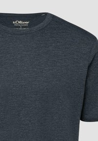 Donkergrijs T-shirt met korte mouwen en ronde hals, met het s.Oliver-merklabel aan de binnenkant van de kraag.