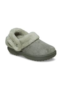 Zapatilla de ante gris con un suave cuello y forro de piel sintética. Presenta una punta redondeada y suela de goma texturizada para un mejor agarre.