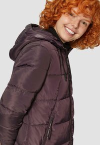 Lila Puff-Jacke mit Kapuze, ausgestattet mit einem gesteppten Design und schwarzen Reißverschlussakzenten. Hergestellt aus glattem, glänzenden Material mit taillierter Form.