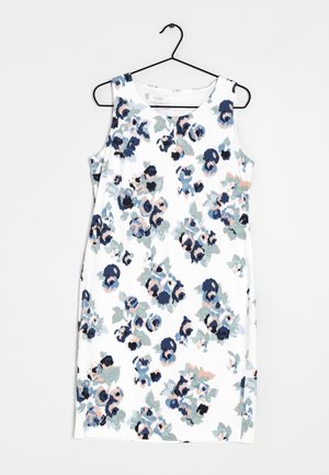 Vestido blanco sin mangas con estampado floral azul y rosa, colgado en una percha negra contra un fondo blanco liso.