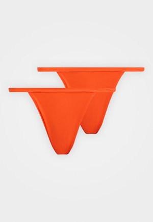 Deux bas de bikini taille basse de couleur orange vif avec des fines bretelles latérales, présentés à plat sur un fond blanc.