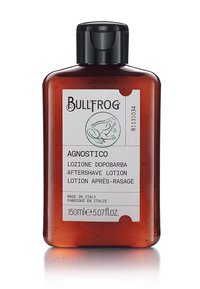 Bernsteinfarbene Flasche mit schwarzem Deckel. Verfügt über ein weißes Etikett mit grüner Schrift und einer Froschillustration. Inhalt: 150 ml Aftershave-Lotion.