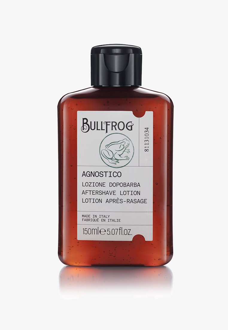 Bernsteinfarbene Flasche mit schwarzem Deckel. Verfügt über ein weißes Etikett mit grüner Schrift und einer Froschillustration. Inhalt: 150 ml Aftershave-Lotion.