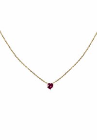 Collar de cadena de oro que presenta un pequeño colgante de rubí en forma de corazón, mostrando una textura suave y engastes de garra para la piedra preciosa.