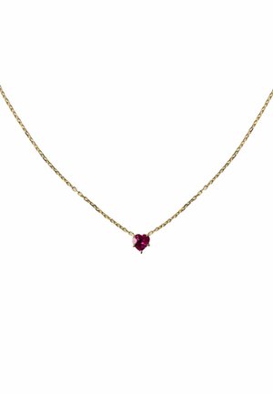 Collar de cadena de oro que presenta un pequeño colgante de rubí en forma de corazón, mostrando una textura suave y engastes de garra para la piedra preciosa.