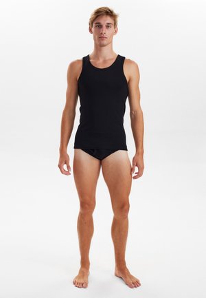 Sort ærmeløs tanktop lavet af bomuld, med en tæt pasform og rund halsudskæring, parret med sorte trusser. Enkel design med minimalt detaljer.