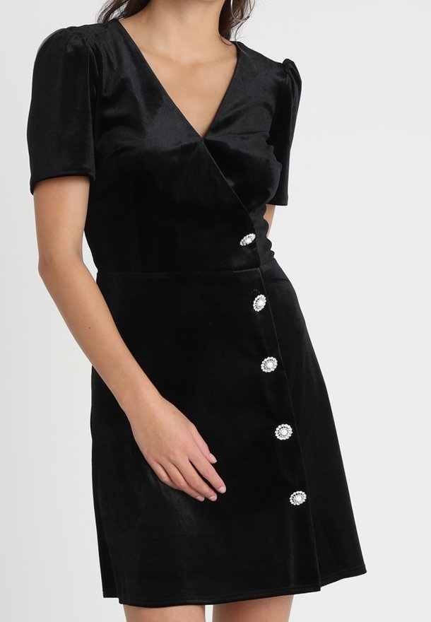 Czarna sukienka kopertowa z miękkiego weluru, z krótkimi bufkami, głębokim dekoltem w kształcie litery V oraz pięcioma ozdobnymi guzikami z biżuteryjnym akcentem.