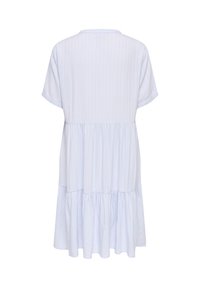 Robe bleu clair à manches courtes avec jupe à volants et coupe ample, vue de dos sur fond blanc.