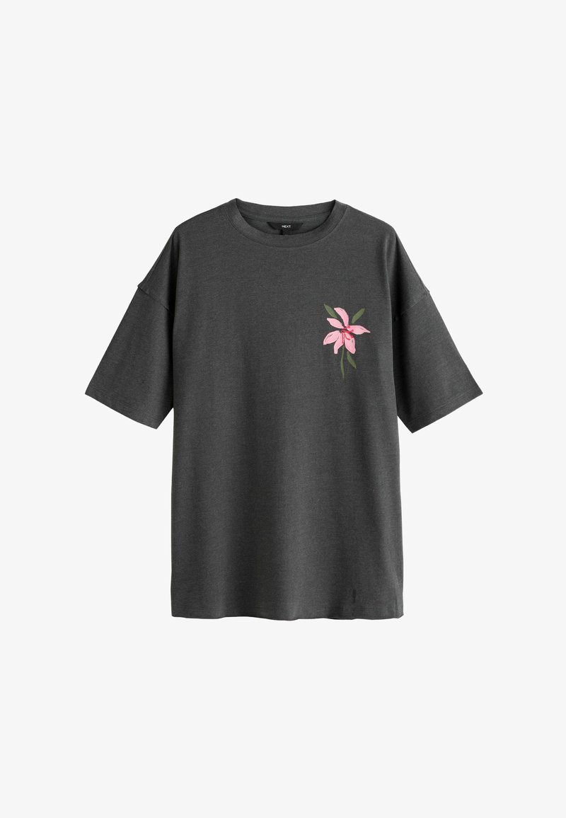 Tmavě šedé tričko s krátkými rukávy, kulatým výstřihem a malým růžovým květem s zelenými listy na levé straně hrudi.
