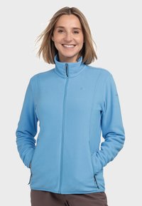 Hellblaue Fleecejacke mit hohem Kragen, durchgehendem Reißverschluss und Seitentaschen. Sie hat eine glatte Textur und dezente Logodetails.