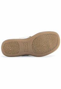 Semelle de chaussure marron clair avec un motif de texture pour une bonne adhérence, arborant un logo de marque et un imprimé de taille ; matériau flexible avec un design plat.