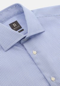 Gaiši zils krekliņš ar vertikālām svītrām, klasiskā apkaklē un baltām pogām. Mīksts audums ar gludu tekstūru. Redzama zīmola etiķete.