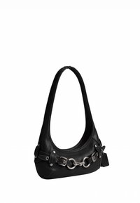 Sac à bandoulière en cuir noir avec boucle et anneau argentés, forme incurvée et étiquette en cuir de marque suspendue sur le côté.