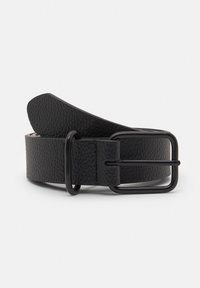 Curea din piele neagră cu un finisaj texturat, având o cataramă din metal negru mat și o formă clasică, potrivită pentru diverse dimensiuni.