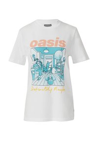 T-shirt en coton blanc mettant en avant une illustration bleue d'une pièce avec des gens, des ballons et des meubles ; le texte "oasis" en corail et "Definitely Maybe" en jaune.