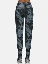 Czarno-szare joggery w wzory z fakturowanej tkaniny. Wąski krój zwężający się przy kostkach, z motywem liści i elastycznymi ściągaczami.