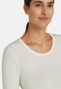 FALKE DAILY CLIMAWOOL CREW NECK - Undershirt - off-white