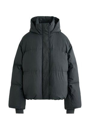 Temno siva puhovka z kapuco, prevelikim krojem, visokim ovratnikom in elastičnimi manšetami. Gladek, teksturiran material z nežnimi šivi.