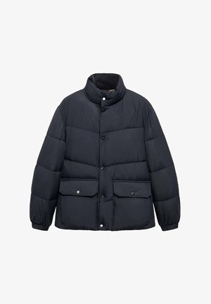 Giubbotto imbottito di colore blu navy, con colletto alto, chiusura a bottoni e due tasche a toppa frontali. Il tessuto è liscio e imbottito.