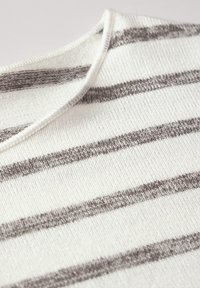 Gestreifter Strickpullover aus weichem weißen Material mit grauen horizontalen Streifen, rundem Ausschnitt und feinen Steppdetails.