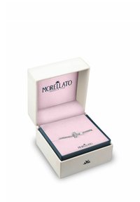 Bracciale d'argento con un accento di perla e clasp decorativo, esposto in una scatola bianca e blu navy con interno rosa e logo del marchio.