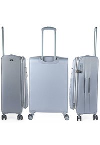 Juego de maletas de color gris claro con carcasa dura, asas retráctiles, cuatro ruedas giratorias, cierres de cremallera y un candado de combinación en el lateral.