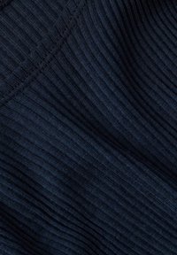 Marine ribbelstof met verticale strepen, met een zachte textuur en een gladde afwerking. Eenvoudig ontwerp met een lichte glans.