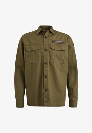 Camisa de botones verde olivo hecha de tela texturizada, con dos bolsillos en el pecho, una etiqueta en el lado izquierdo y botones negros.